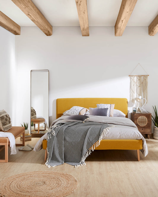 Lit déhoussable Dyla jaune moutarde avec pieds en bois de hêtre pour matelas de 150 x 190 cm