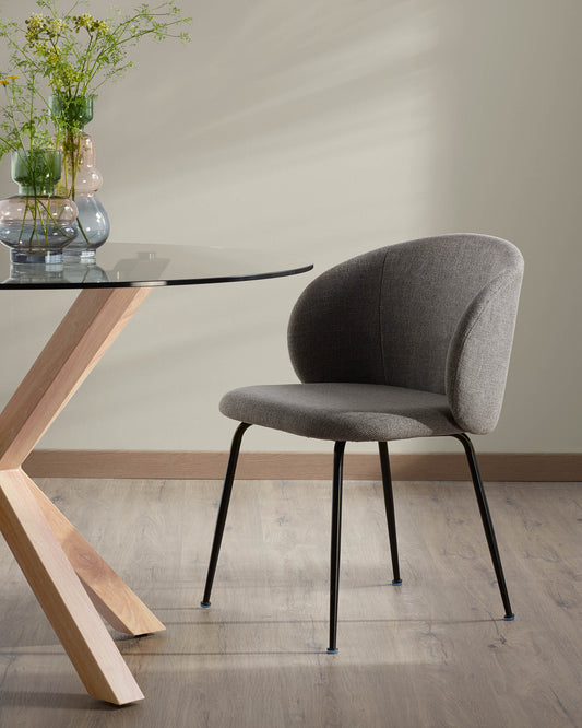 Chaise Minna gris foncé et pieds en acier noir