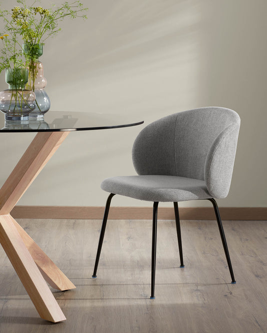 Chaise Minna gris clair et pieds en acier noir