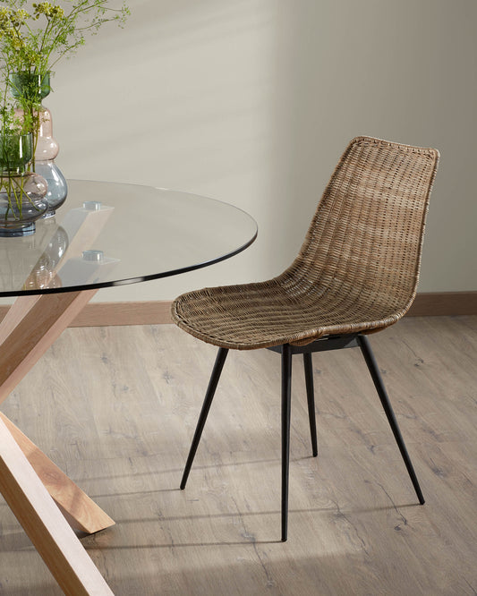 Chaise Equal en rotin et pieds en acier finition noire