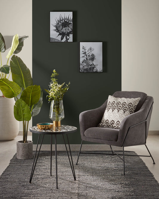 Fauteuil Brida gris foncé avec structure en acier finition noire