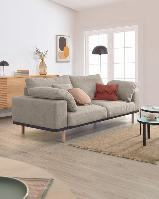 Canapé Noa 3 places avec coussins beige avec pieds finition naturelle 230 cm