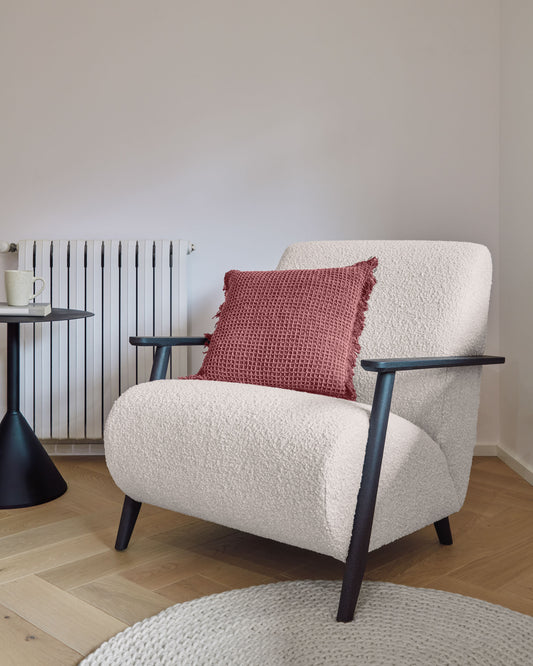 Fauteuil Meghan effet shearling blanc et pieds en bois de frêne finition wengé FSC Mix Credit