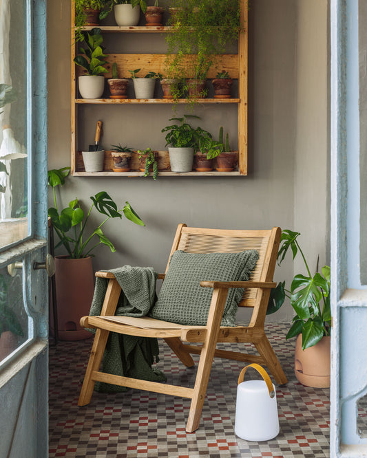 Fauteuil Geralda en bois d’acacia avec finition naturelle FSC 100 %