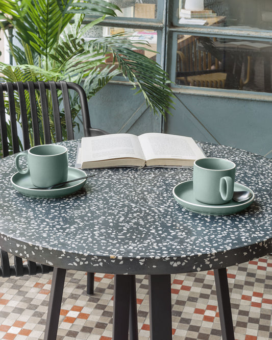 Table ronde Tella en terrazzo noir et pieds en acier Ø 70 cm