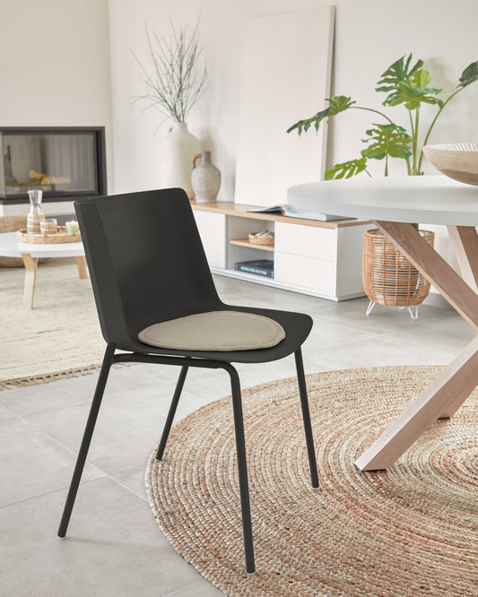 Chaise Hannia noire et pieds en acier noir