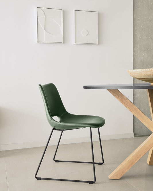Chaise Zahara verte et pieds en acier finition noire