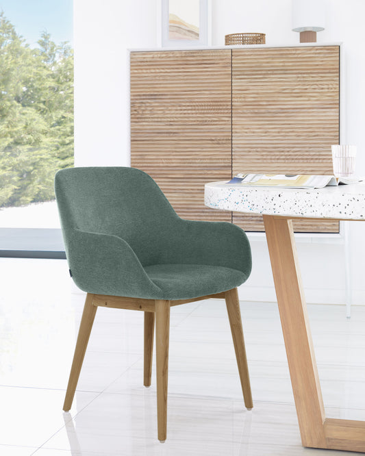 Chaise Konna verte et pieds en bois de frêne foncé FR