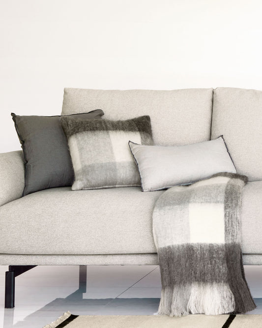 Housse de coussin Catarina carreaux blanc et gris 45 x 45 cm