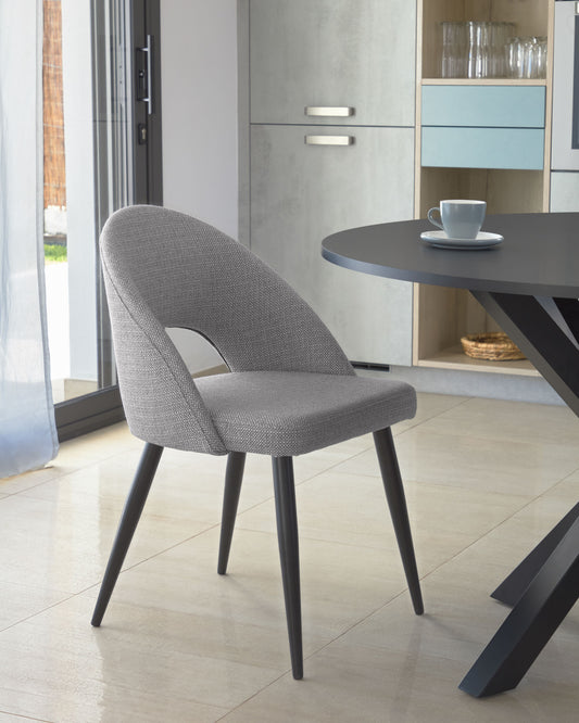 Chaise Mael gris clair et pieds en acier noir FSC 100%