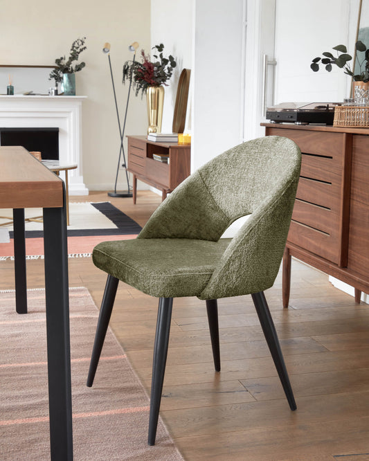 Chaise Mael en chenille verte et pieds en acier peint noir