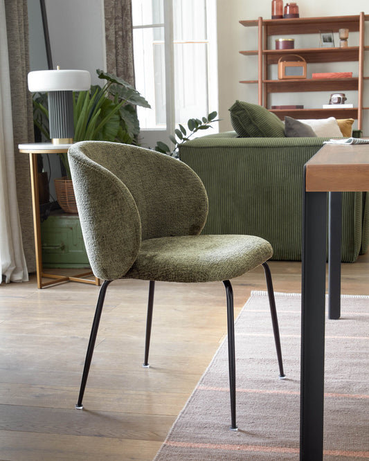 Chaise Minna en chenille verte et pieds en acier peint noir