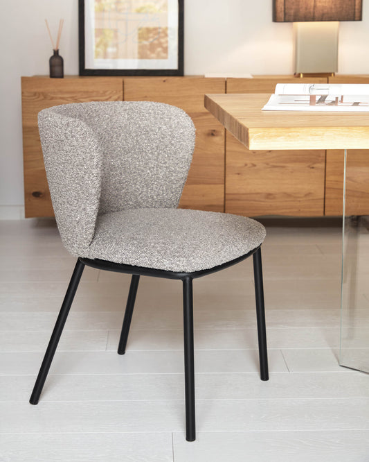 Chaise Ciselia bouclette gris et pieds en acier avec finition noire FSC Mix Credit