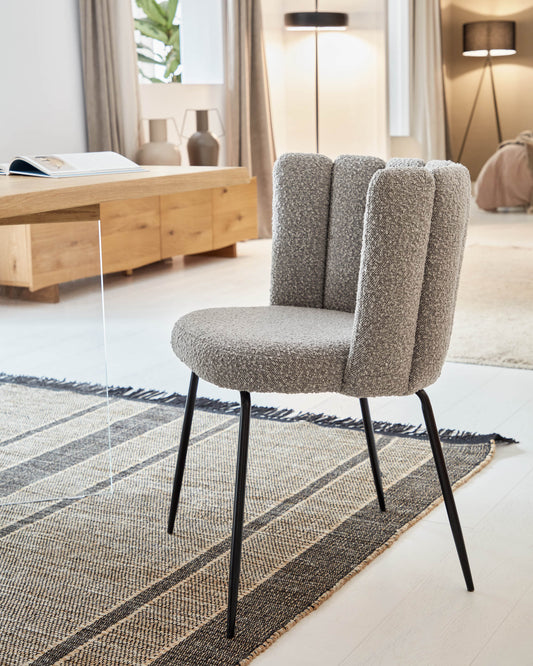 Chaise Aniela bouclette gris clair et pieds en métal peint noir
