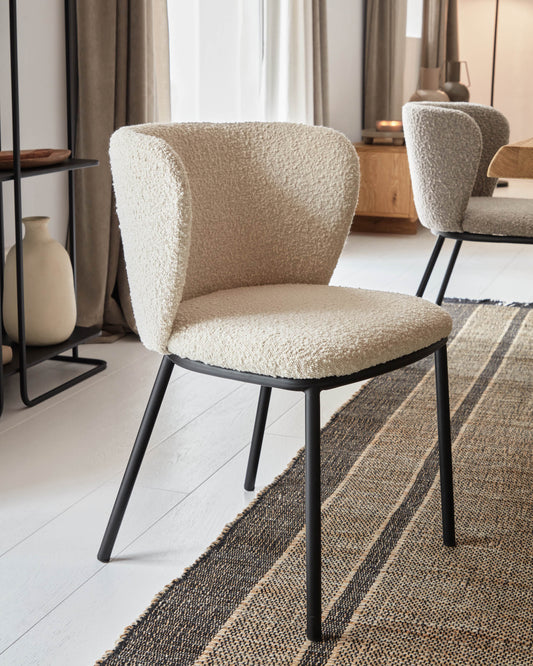Chaise Ciselia bouclette blanc et pieds en acier avec finition noire FSC Mix Credit