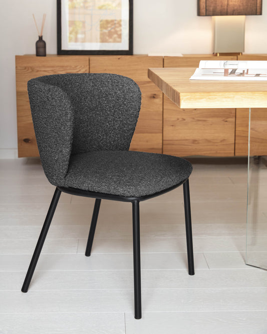 Chaise Ciselia bouclette noire et pieds en acier avec finition noire FSC Mix Credit
