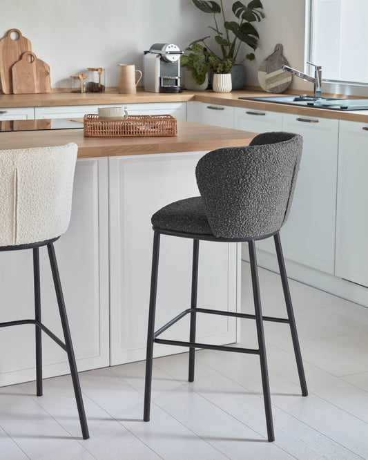 Tabouret Ciselia en bouclette noire et pieds en acier noir hauteur 65 cm FSC Mix Credit