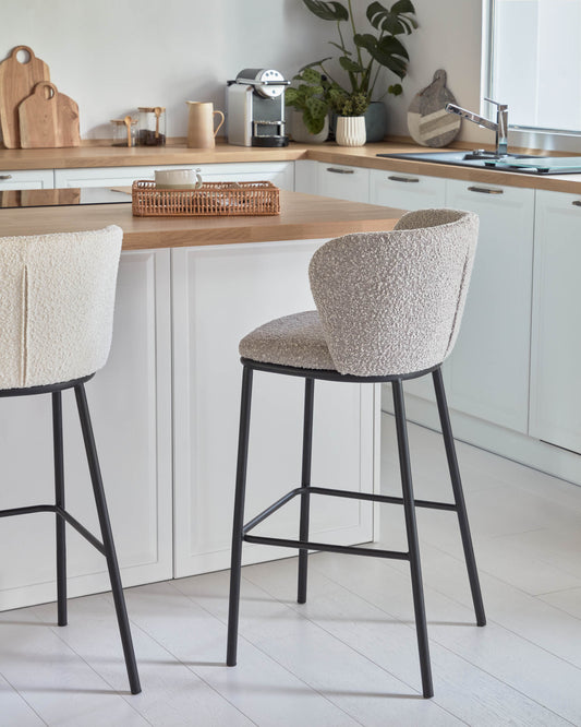Tabouret Ciselia en bouclette gris clair et pieds en acier noir hauteur 65 cm FSC Mix Credit