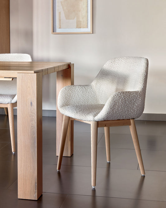 Chaise Konna en bouclette blanche et pieds en bois de frêne naturelle