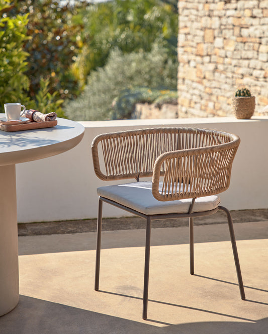 Chaise Nadin en corde beige et pieds en acier galvanisé