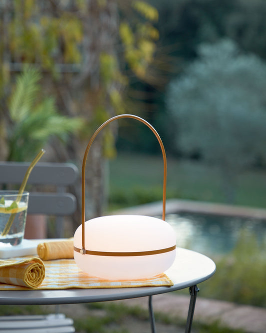 Lampe de table Tea en polyéthylène et métal avec finition jaune moutarde