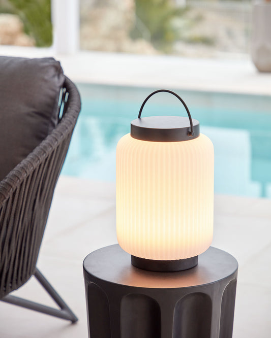 Lampe de table d'extérieur Verona en polyéthylène et métal avec finition noire