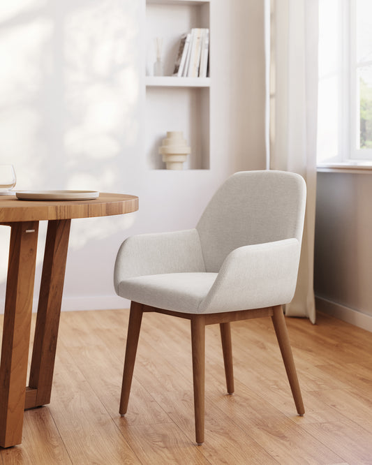 Chaise Konna beige et pieds en bois de frêne foncé FR