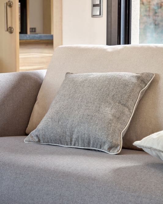 Housse de coussin Alcara gris avec liseré blanc 45 x 45 cm