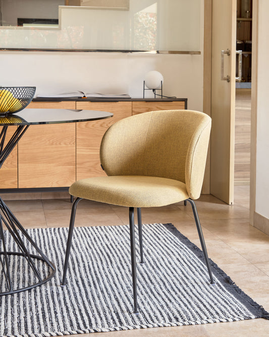 Chaise Minna jaune moutarde et pieds en acier noir