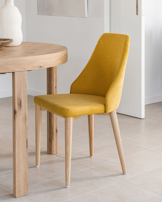 Chaise Rosie en chenille moutarde et pieds en bois de frêne naturel