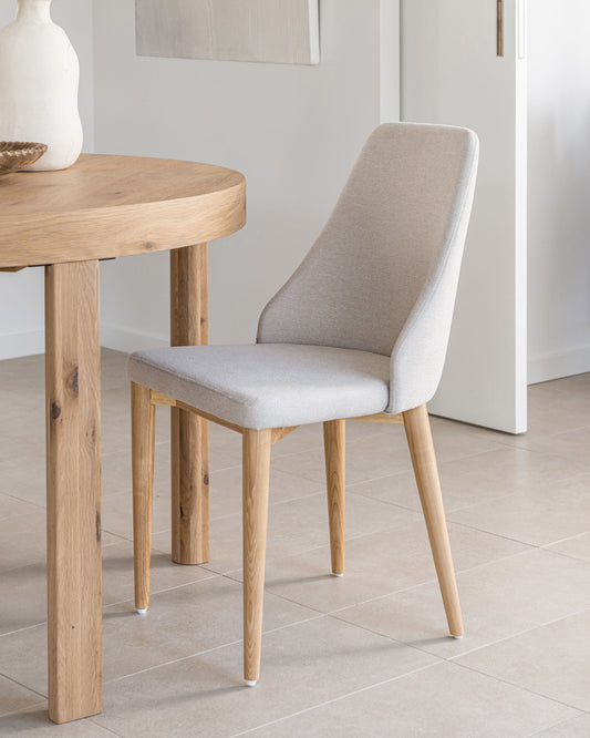 Chaise Rosie en chenille beige et pieds en bois de frêne naturel