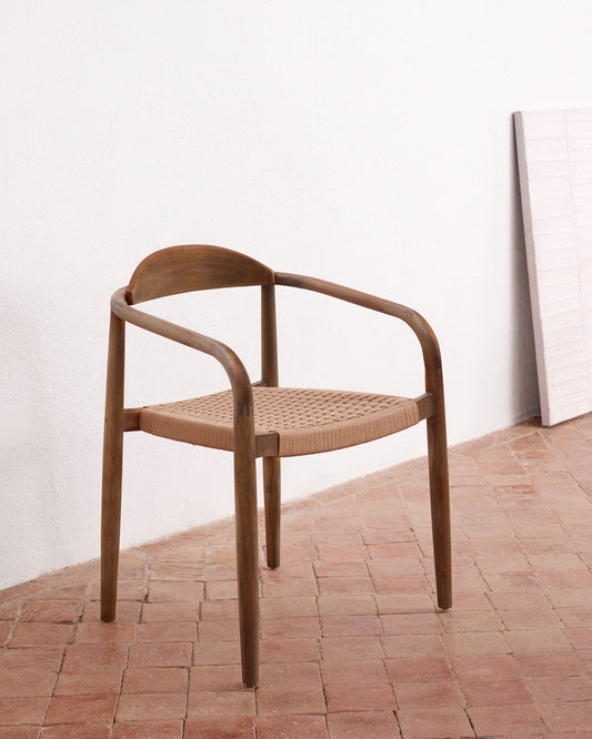 Chaise empilable Nina en bois massif d’acacia finition noyer et corde beige FSC 100 %