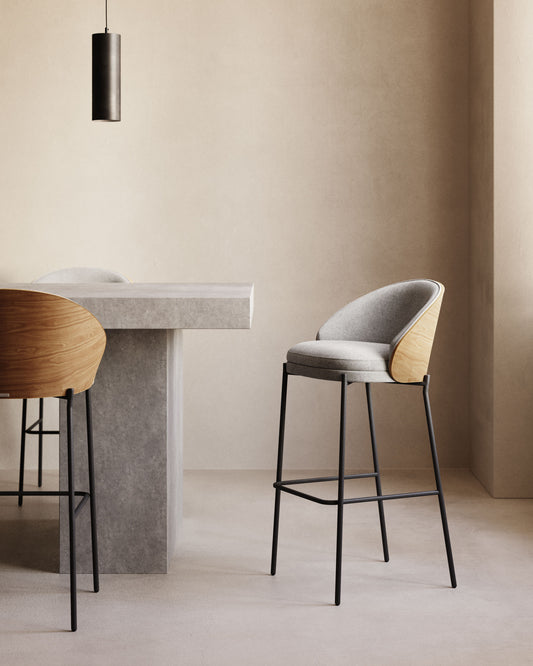 Tabouret Eamy en tissu chenille gris clair placage de frêne naturel et métal noir hauteur 65 cm