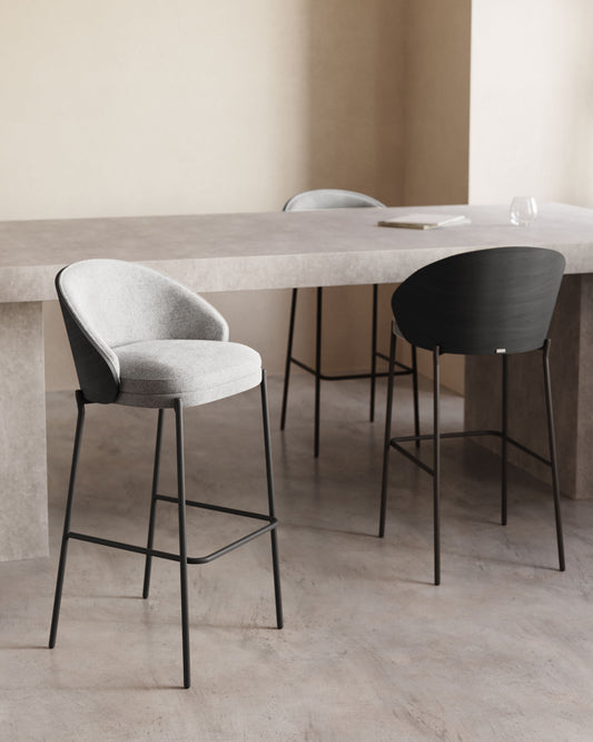 Tabouret Eamy en tissu chenille gris clair placage de frêne finition noire et métal noir hauteur 65 cm