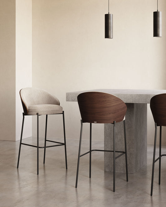 Tabouret Eamy en tissu chenille marron clair placage de frêne finition noyer et métal noir 77 cm