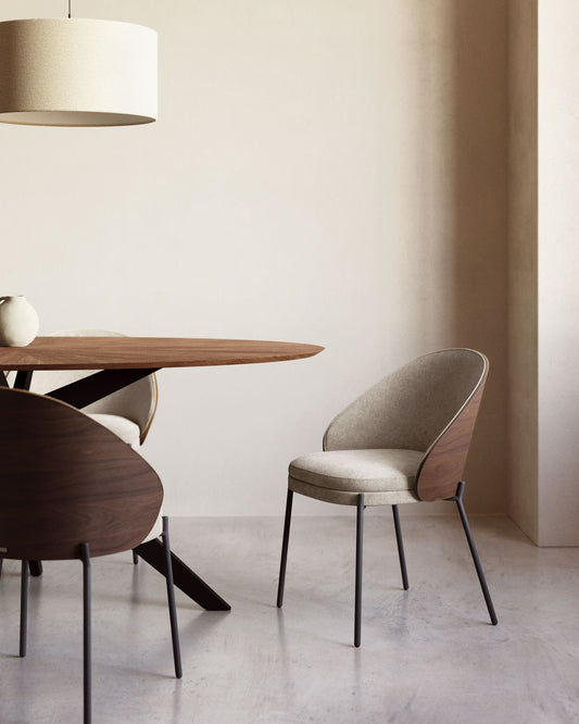 Chaise Eamy en chenille marron clair avec placage de frêne finition noyer et métal noir
