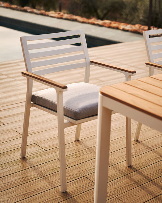 Chaise empilable d’extérieur Bona en aluminium finition blanche avec accoudoirs en bois massif de teck
