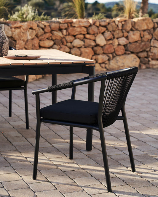 Chaise empilable d’extérieur Xelida en aluminium et corde noire