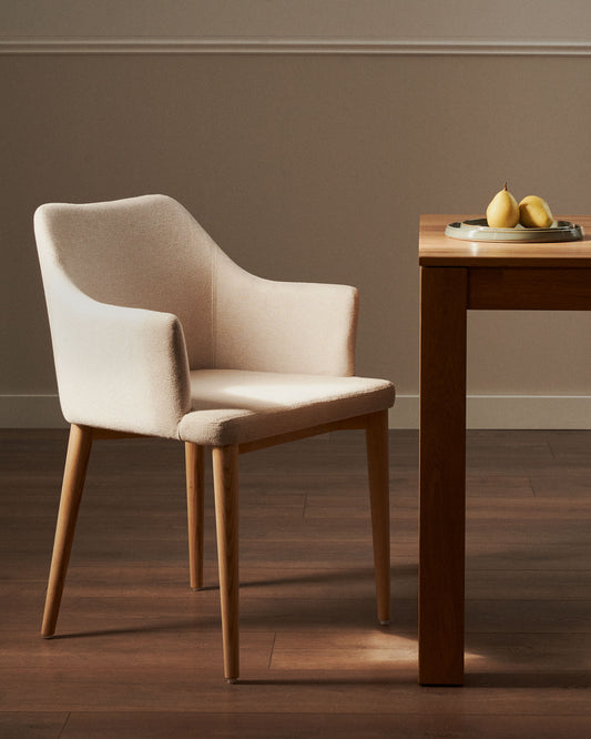 Chaise Croft en chenille beige et pieds en bois de frêne
