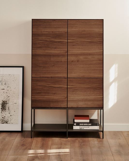 Buffet haut Vedrana 4 portes placage de noyer et pieds en acier noir 97,5 x 160 cm