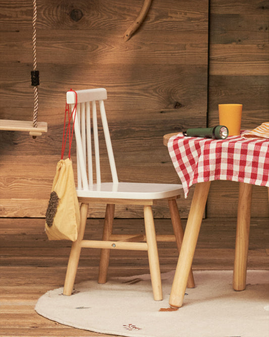 Chaise enfant Tressia en bois d'hévéa avec finition blanche et naturelle