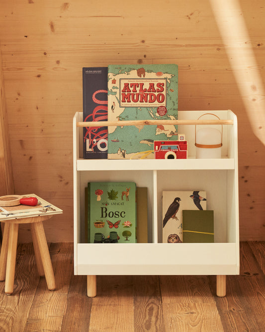 Bibliothèque Serwa en MDF blanc avec pieds et barre en bois de pin