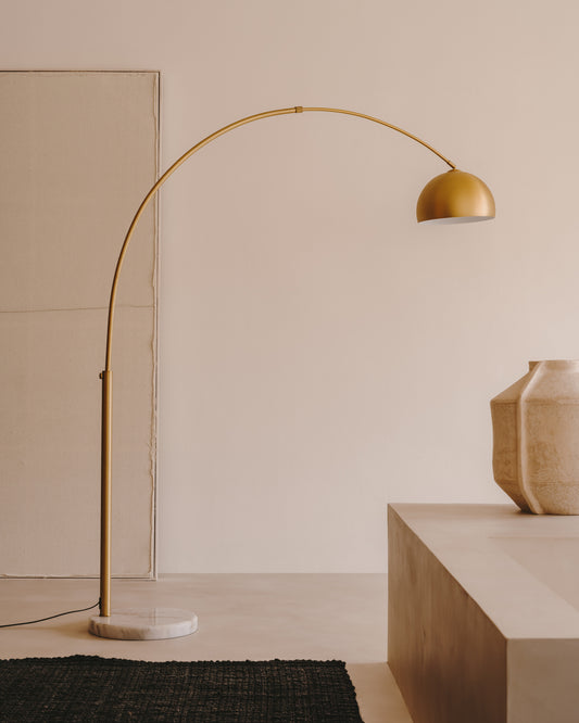 Lampadaire Madali en métal avec finition laiton et marbre blanc