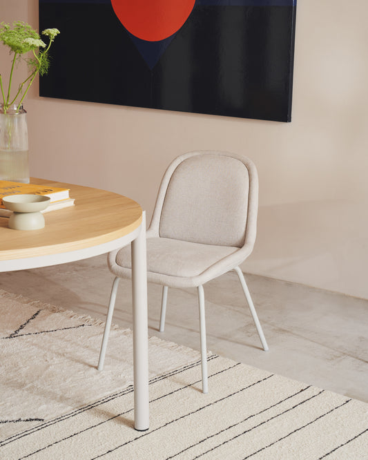 Chaise Aimin en chenille beige et pieds en acier peint beige mat FSC Mix Credit