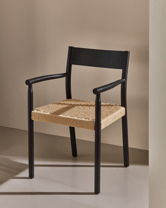 Chaise Yalia en bois de chêne FSC 100% avec finition noire et siège en corde