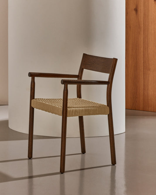 Chaise Yalia en bois de chêne massif avec finition noyer et assise en corde FSC Mix Credit