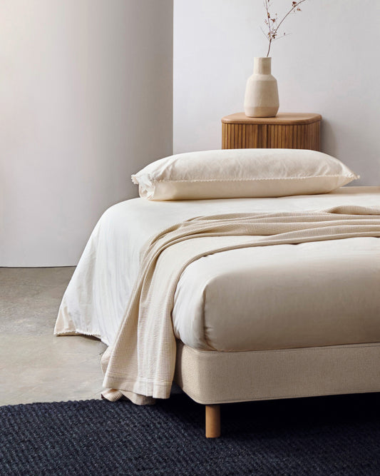 Base déhoussable Ofelia écru avec pieds en bois de hêtre pour matelas 90 x 200 cm FSC Mix Credit