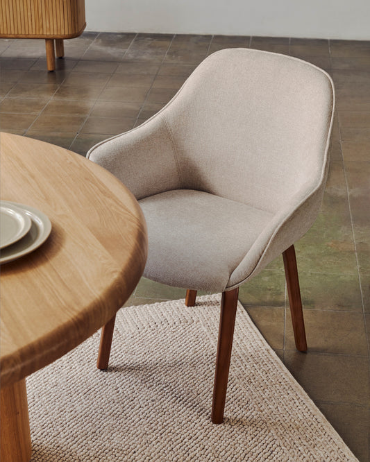 Chaise Aleli en chenille beige et pieds en bois de frêne avec finition naturelle
