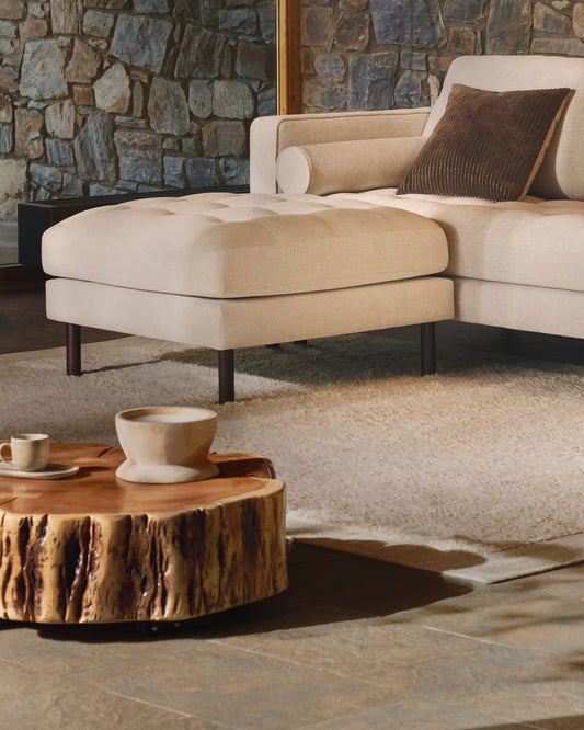 Table basse Tavine en bois d’acacia avec finition blanchie et roulettes Ø 65 cm