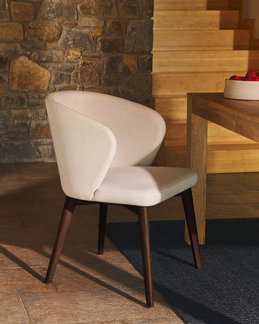 Chaise Darice en tissu chenille beige et bois de hêtre, finition noyer FSC 100 %
